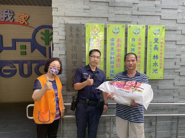 國慶警察忙什麼！永康警察推著大包小包！進社區引起眾人觀注！