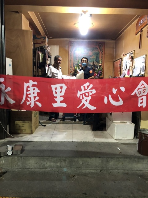 國慶警察忙什麼！永康警察推著大包小包！進社區引起眾人觀注！