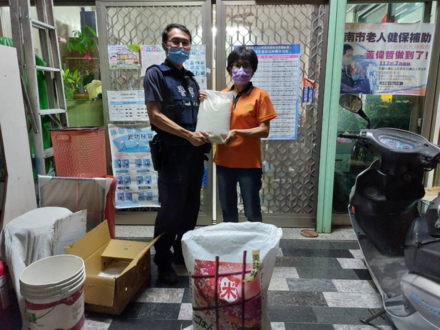 國慶警察忙什麼！永康警察推著大包小包！進社區引起眾人觀注！