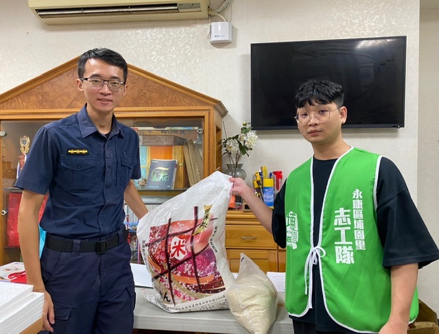 國慶警察忙什麼！永康警察推著大包小包！進社區引起眾人觀注！