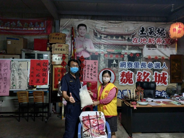 國慶警察忙什麼！永康警察推著大包小包！進社區引起眾人觀注！