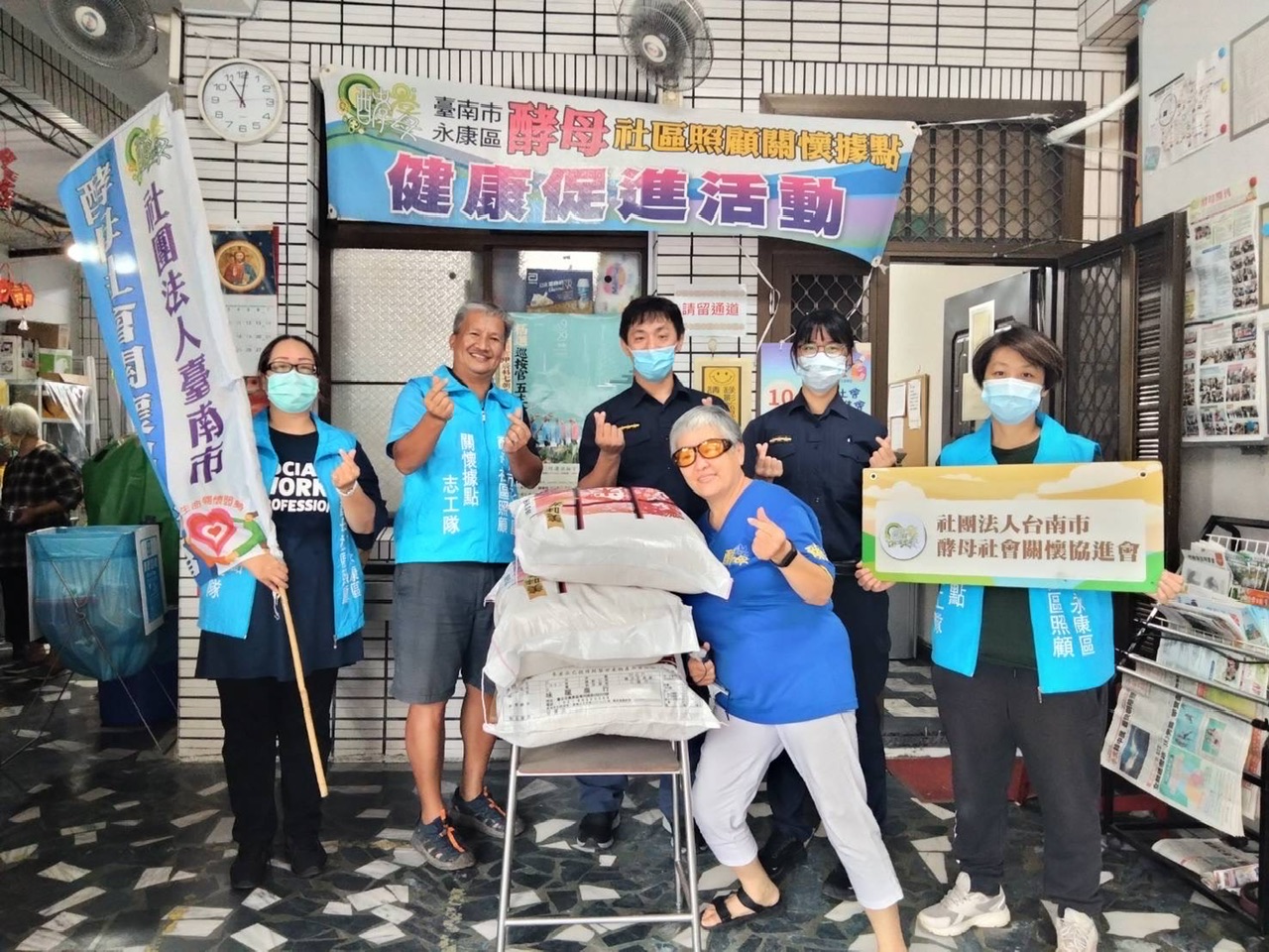 國慶警察忙什麼！永康警察推著大包小包！進社區引起眾人觀注！