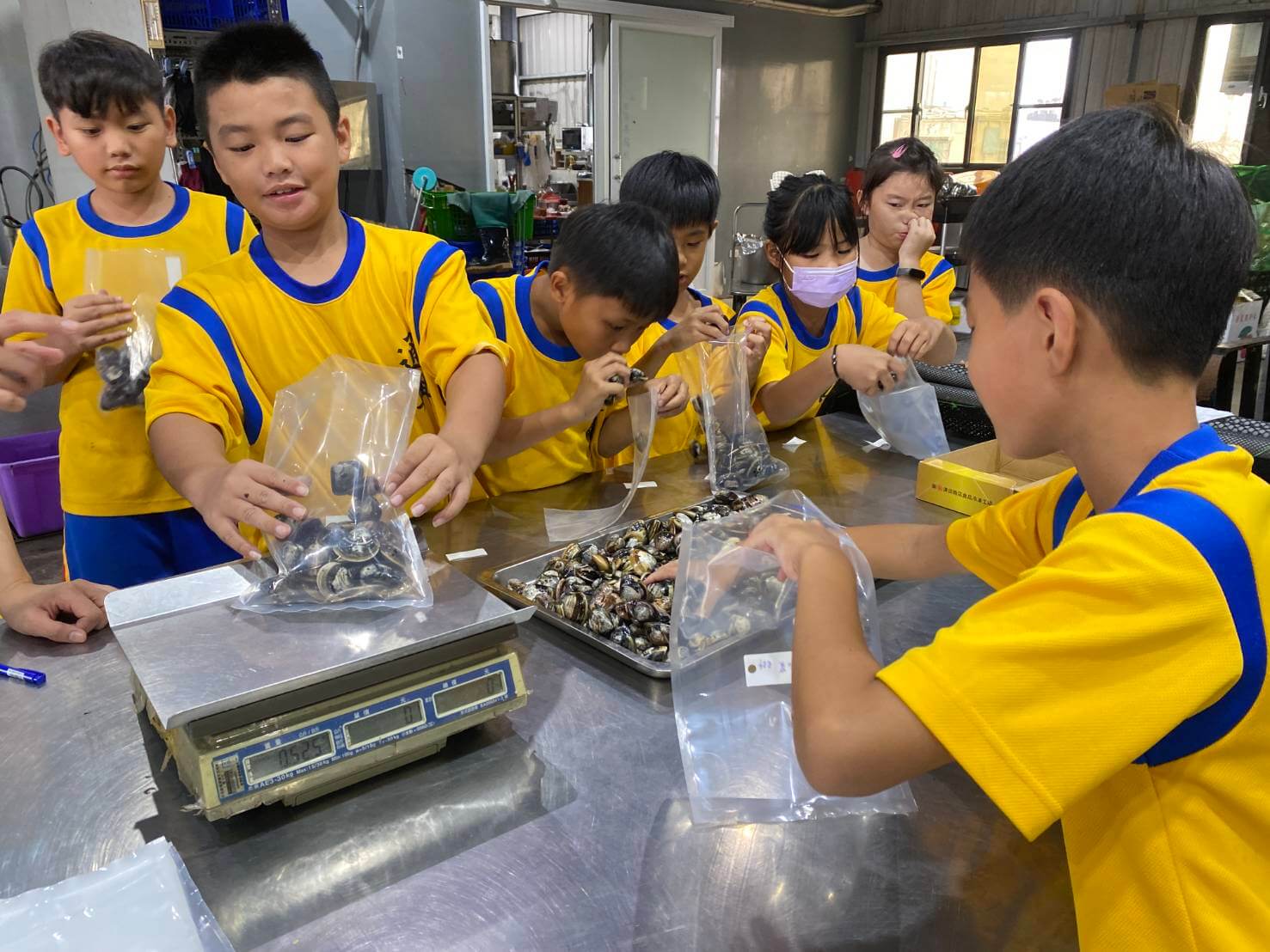 ​挑戰台灣極西點燈塔  臺南偏鄉四校聯盟  在地產業單車破風行