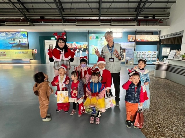 北門幼兒盛裝踩街  與社區歡渡耶誕節