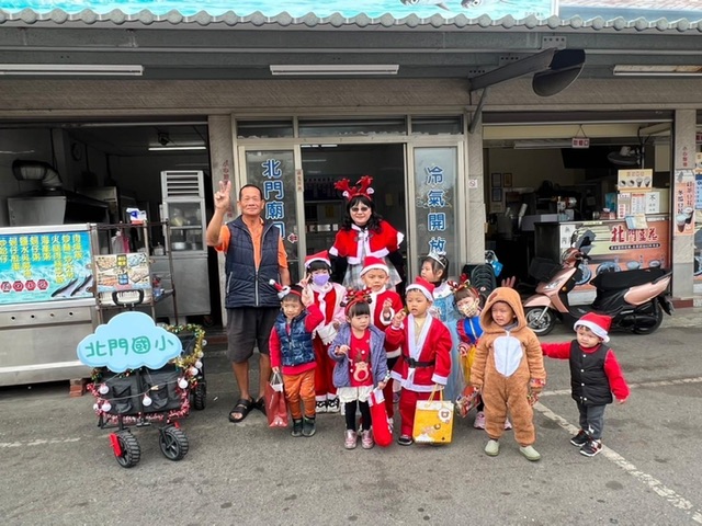 北門幼兒盛裝踩街  與社區歡渡耶誕節