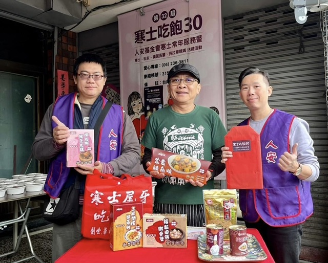 愛心總舖師蔡瑞成捐善款 回憶兒時煮麻油雞腿麵線 送暖人安