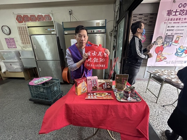 愛心總舖師蔡瑞成捐善款 回憶兒時煮麻油雞腿麵線 送暖人安