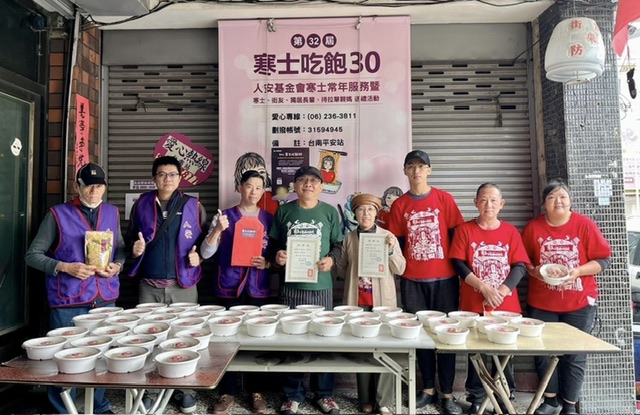 愛心總舖師蔡瑞成捐善款 回憶兒時煮麻油雞腿麵線 送暖人安