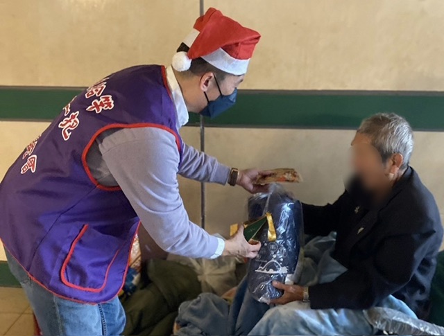 聖誕不寒冷 人安站長化身聖誕老人 關懷寒冬街友