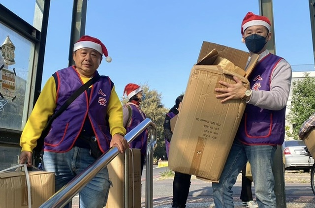 聖誕不寒冷 人安站長化身聖誕老人 關懷寒冬街友