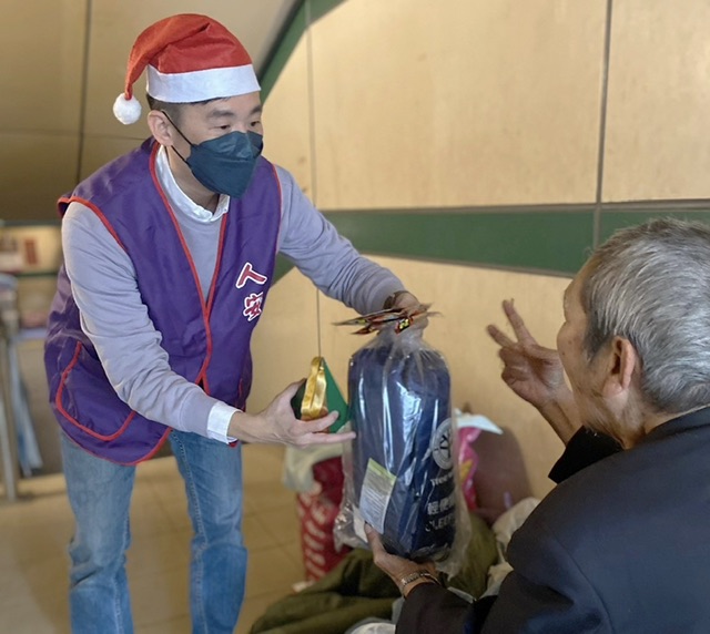 聖誕不寒冷 人安站長化身聖誕老人 關懷寒冬街友
