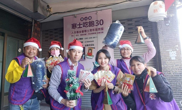 聖誕不寒冷 人安站長化身聖誕老人 關懷寒冬街友