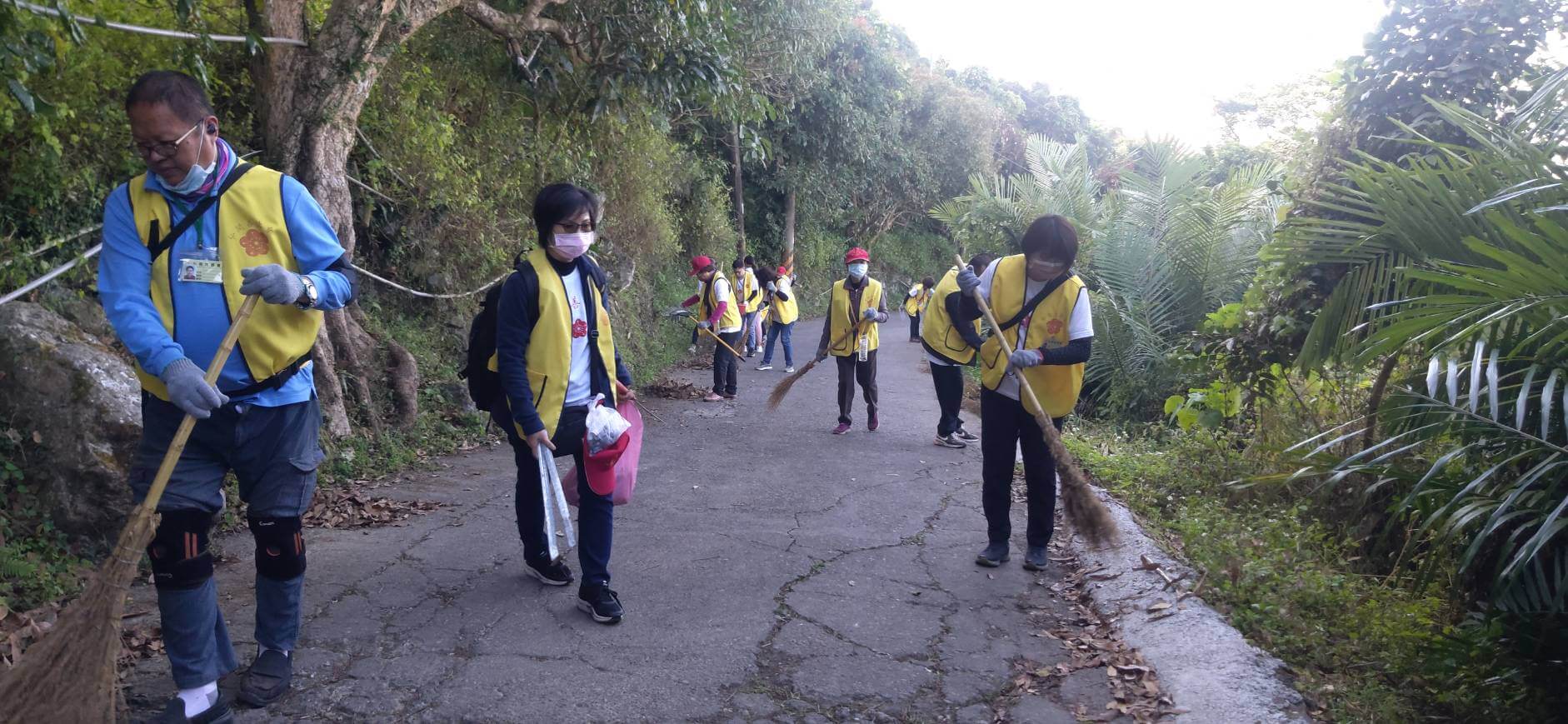 垃圾不落地、山林更美麗!   弘開愛心志工邀您一起拾起垃圾成為地球的守護者