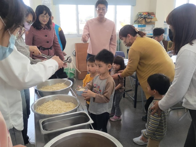 救國團送愛心大魯麵  關懷北門國小學童