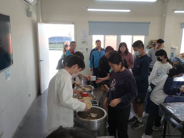 救國團送愛心大魯麵  關懷北門國小學童