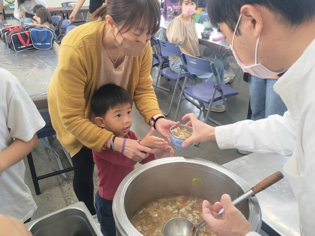 救國團送愛心大魯麵  關懷北門國小學童