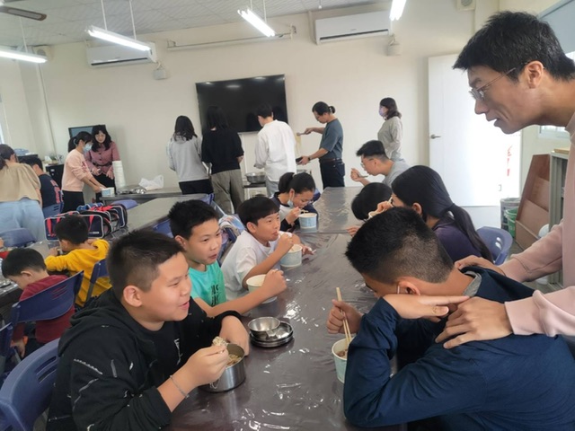 救國團送愛心大魯麵  關懷北門國小學童