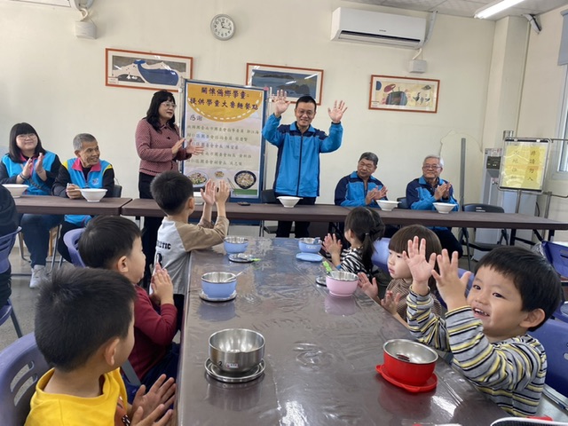 救國團送愛心大魯麵  關懷北門國小學童