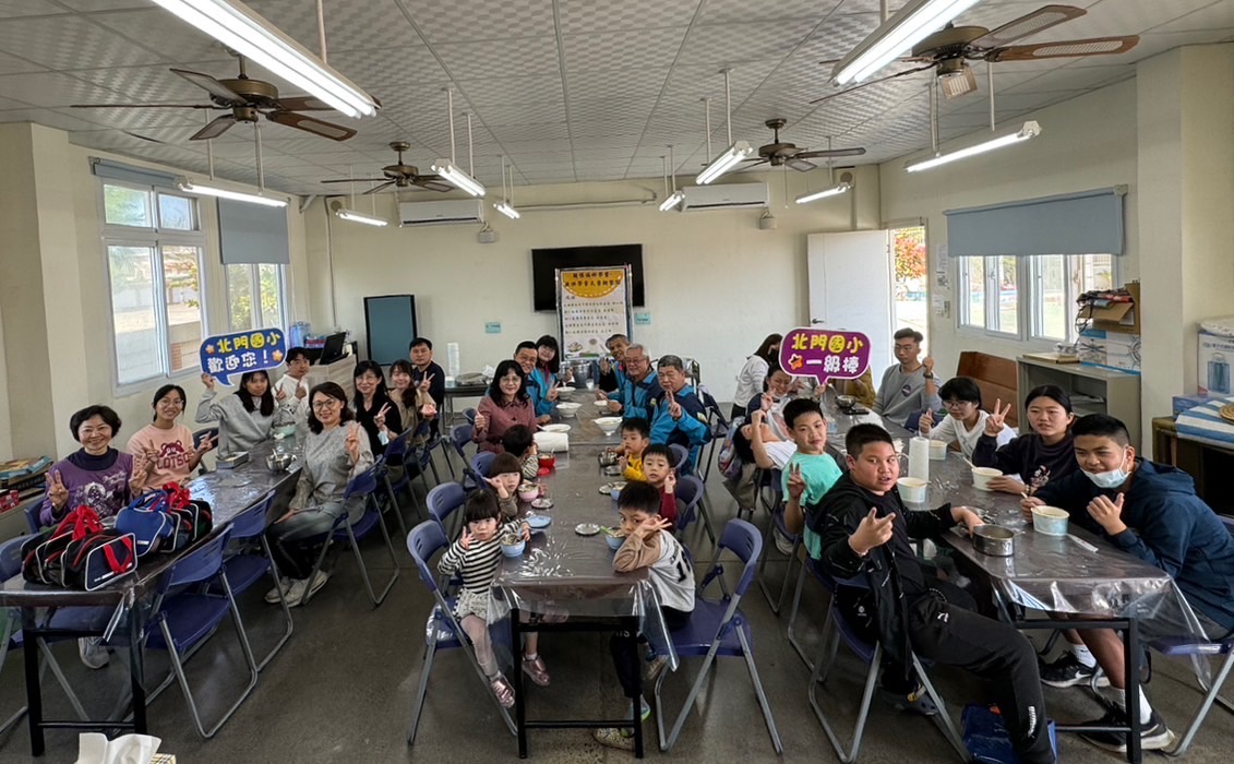 救國團送愛心大魯麵  關懷北門國小學童