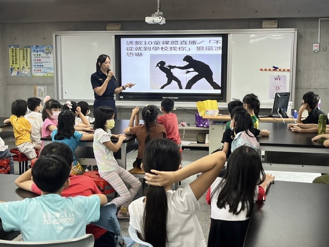 南警婦幼隊至左鎮區光榮實小入班宣導兒少網路安全及反詐騙議題