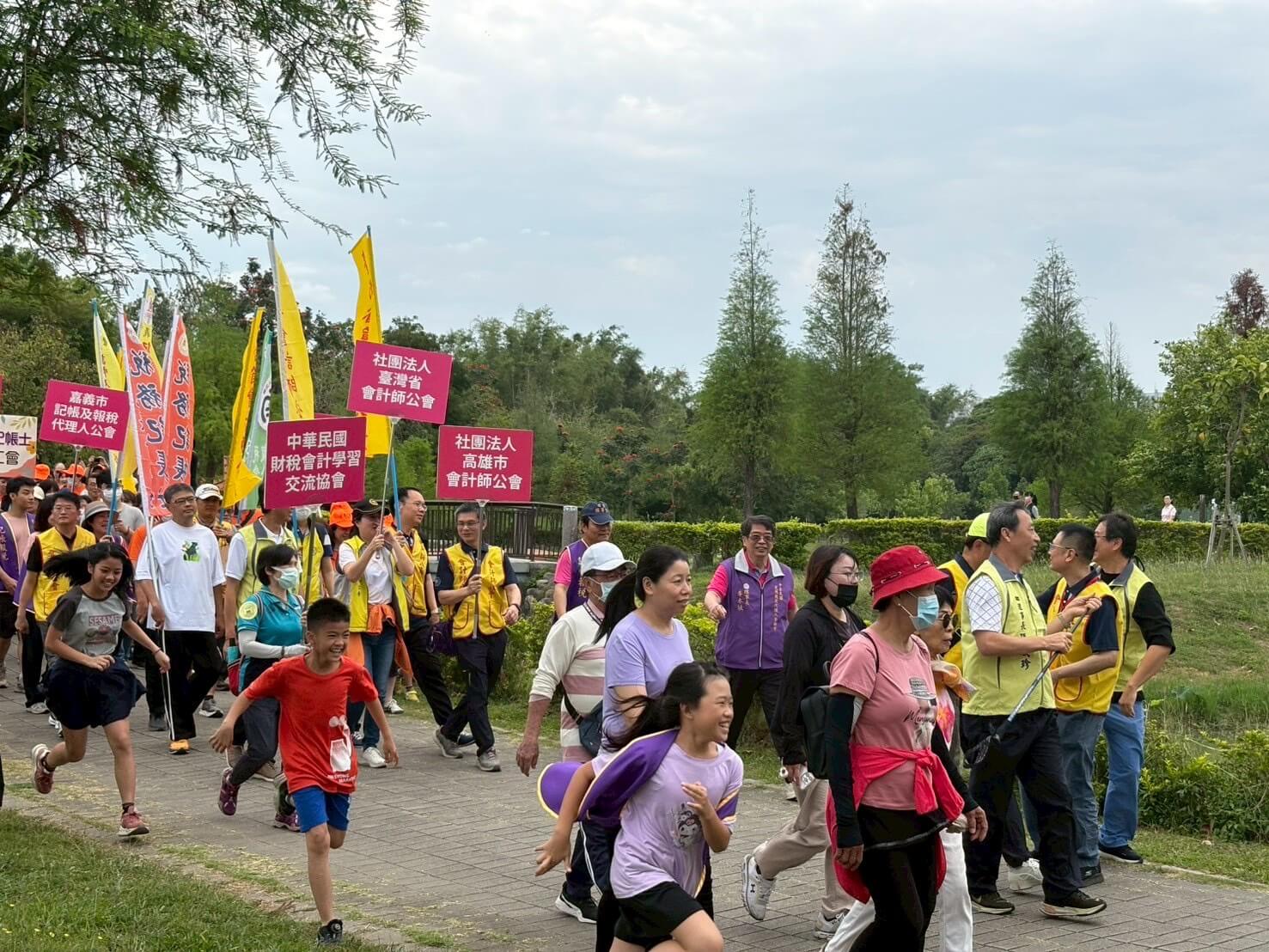 雲端連世界 健走迎喜悅!   南區國稅局推廣雲端發票  號召千人齊步走  租稅教育及宣導活動