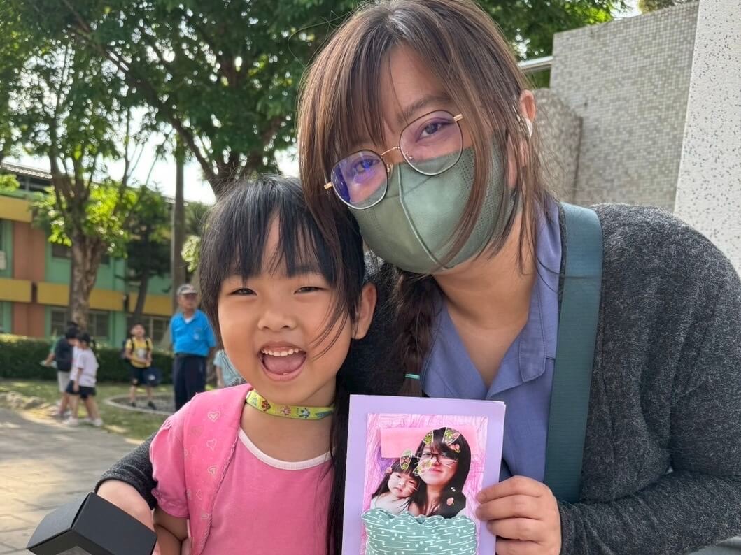 台南下營國小附設幼兒園推廣蠶桑文化 母親節特別活動製作絨花獻母愛