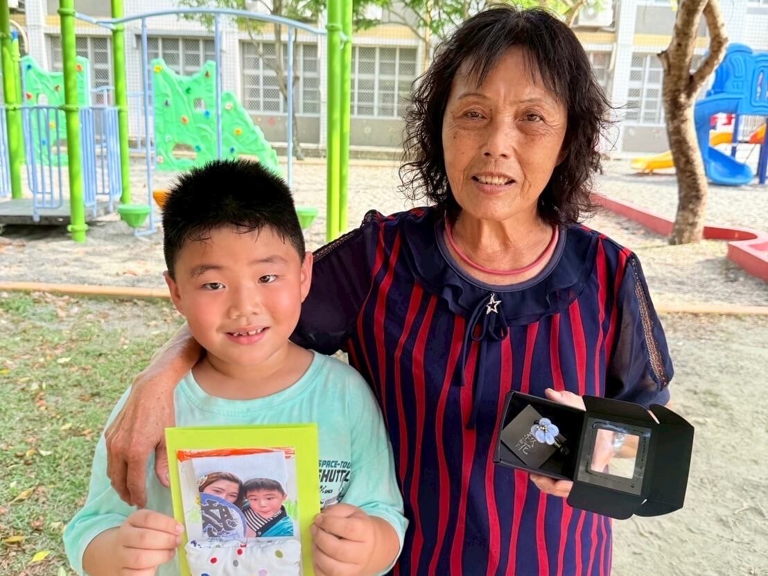 台南下營國小附設幼兒園推廣蠶桑文化 母親節特別活動製作絨花獻母愛