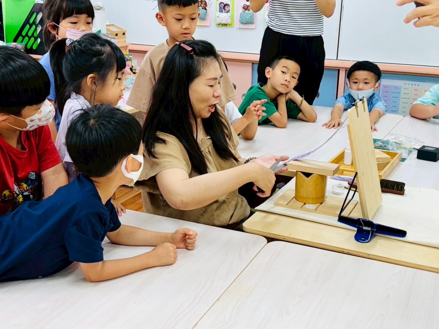 台南下營國小附設幼兒園推廣蠶桑文化 母親節特別活動製作絨花獻母愛
