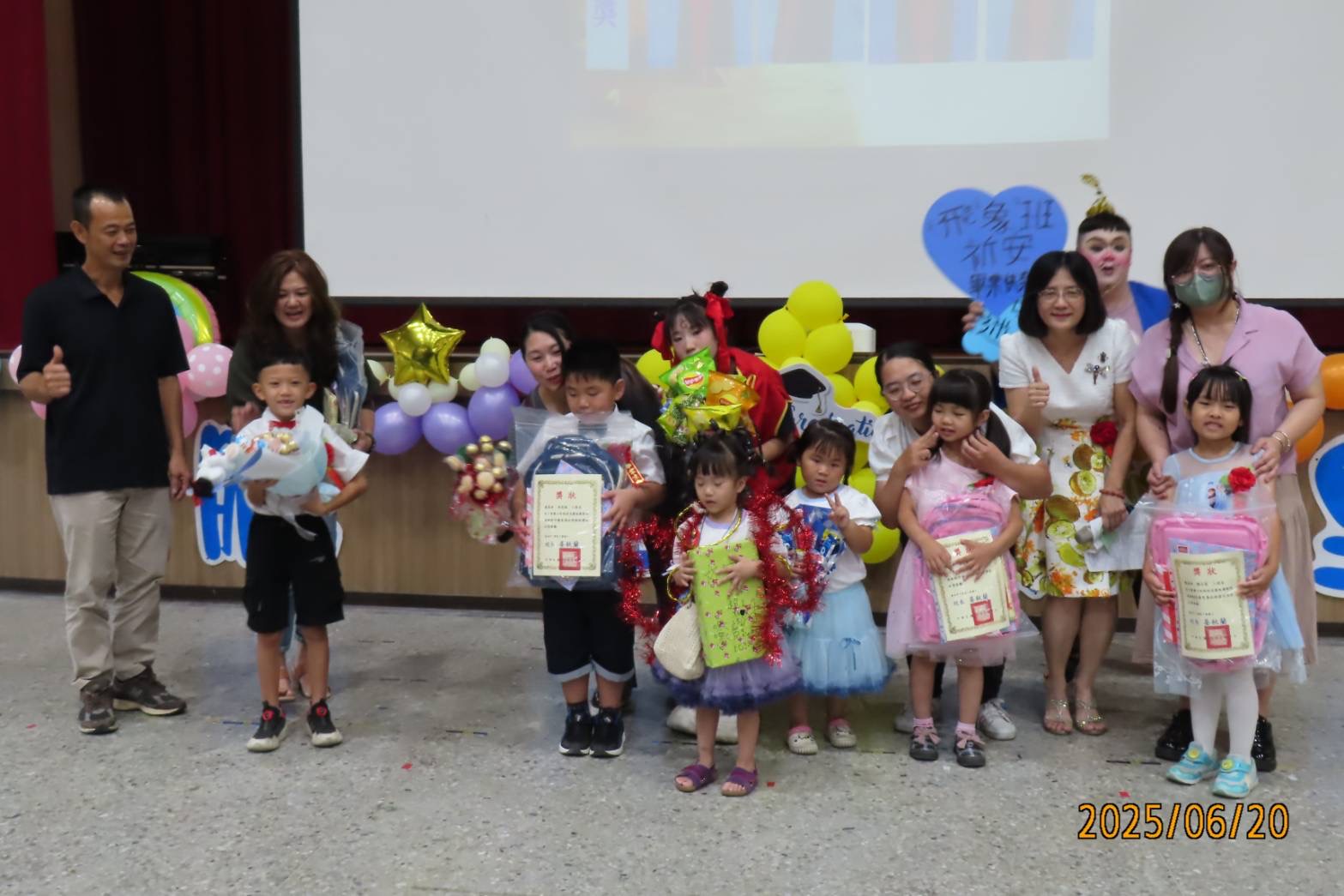 下營國小舉辦溫馨感人的畢業典禮  家長創意妝扮吸睛  師恩永誌心中