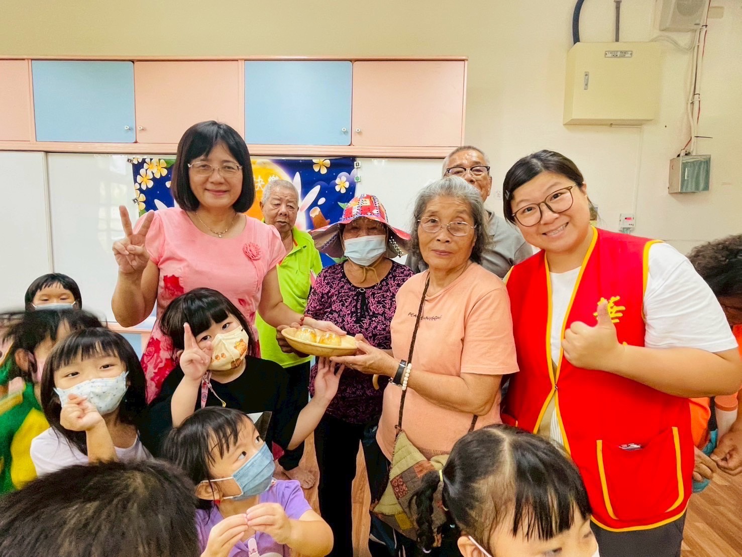 下營附幼校長化身廚師與幼兒邀請華山基金會長者 攜手製作蛋黃酥共度中秋暨教師節