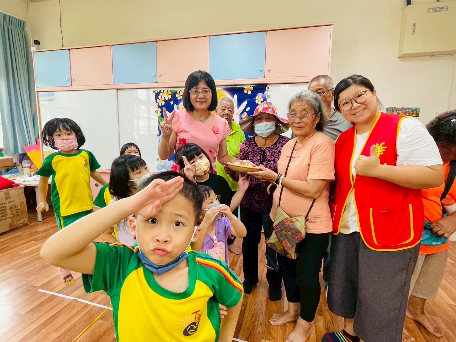 下營附幼校長化身廚師與幼兒邀請華山基金會長者 攜手製作蛋黃酥共度中秋暨教師節