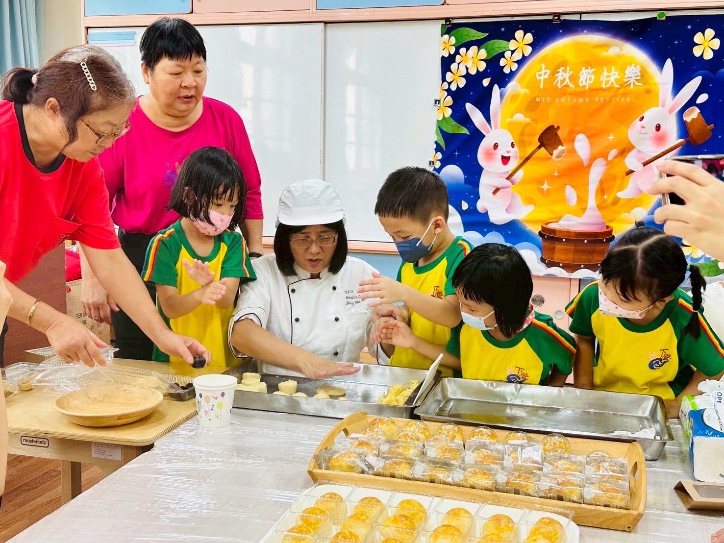 下營附幼校長化身廚師與幼兒邀請華山基金會長者 攜手製作蛋黃酥共度中秋暨教師節