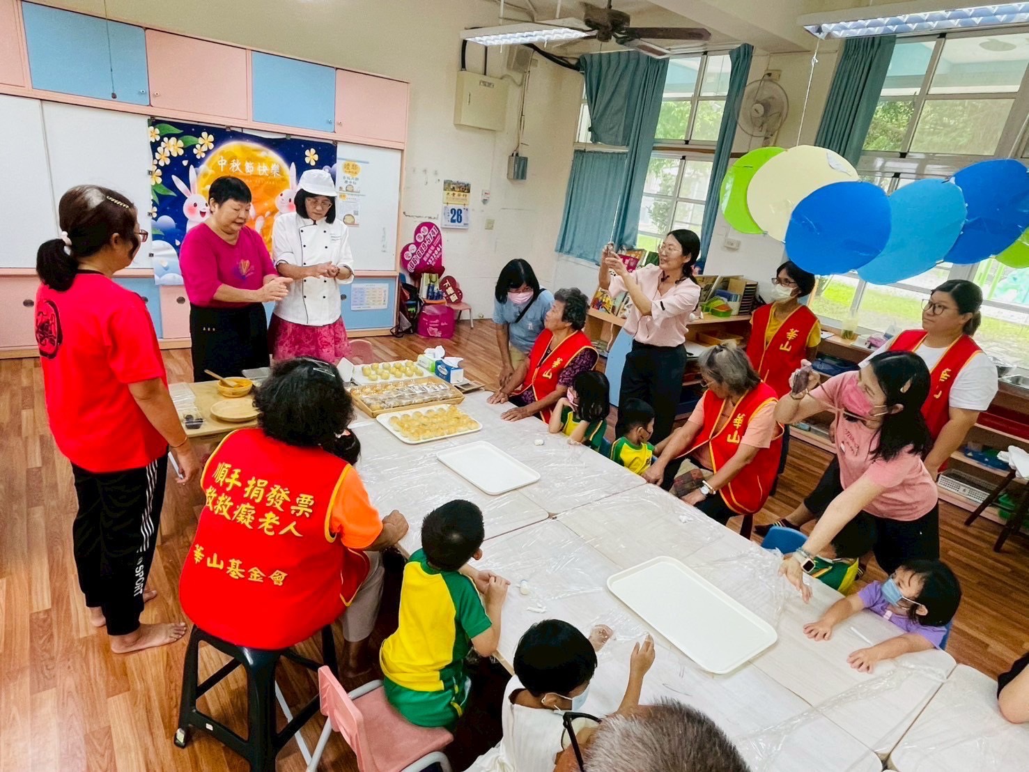 下營附幼校長化身廚師與幼兒邀請華山基金會長者 攜手製作蛋黃酥共度中秋暨教師節